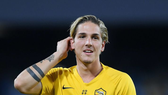 NAPLES, ITALY - JULY 05: Nicol√≤ Zaniolo of AS Roma warms up for his first game after injury before the Serie A match between SSC Napoli and AS Roma at Stadio San Paolo on July 05, 2020 in Naples, Italy. (Photo by Francesco Pecoraro/Getty Images) Zaniolo annuncia: “Negativo al Covid!”. Quando può tornare in campo - immagine 1