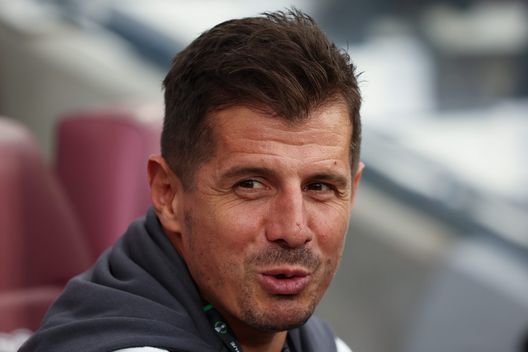 EDINBURGH, SCOTLAND - SEPTEMBER 08: Emre Beloezoglu, Head Coach of Istanbul Basaksehir looks on during the UEFA Europa Conference League group A match between Heart of Midlothian and Istanbul Basaksehir at Tynecastle Park on September 08, 2022 in Edinburgh, Scotland. (Photo by Ian MacNicol/Getty Images) Basaksehir: che numeri! Ma Rocco vuole una scossa- immagine 2