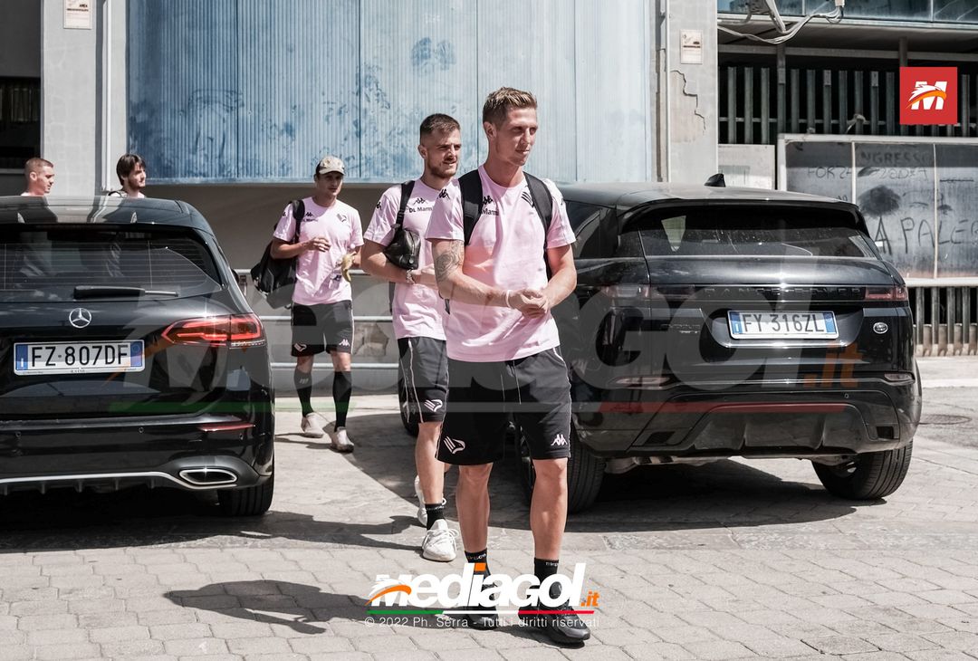 FOTO Frosinone-Palermo, i rosanero in partenza dallo stadio “Renzo Barbera” (Gallery) - immagine 28