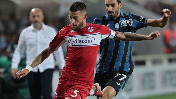 BERGAMO, ITALY - SEPTEMBER 11: Cristiano Biraghi of ACF Fiorentina is challenged by Davide Zappacosta of Atalanta BC during the Serie A match between Atalanta BC and ACF Fiorentina at Gewiss Stadium on September 11, 2021 in Bergamo, Italy. (Photo by Emilio Andreoli/Getty Images) 