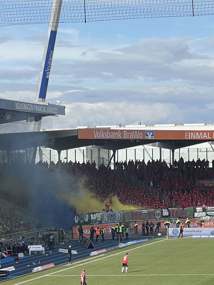 Derby Bassa Sassonia, telecomando a distanza: la curva dell’Hannover con i colori dei rivali!- immagine 2