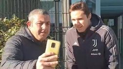 Juventus, i tifosi incoraggiano Chiesa all’uscita dal J-Medical | VIDEO
