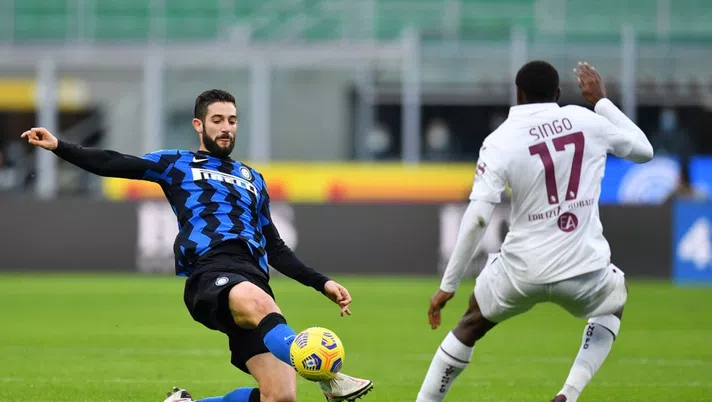 MILAN, ITALY - NOVEMBER 22: Roberto Gagliardini of Inter Milan(L) looks to control the ball under pressure from Wilfried Singo of Torino during the Serie A match between FC Internazionale and Torino FC at Stadio Giuseppe Meazza on November 22, 2020 in Milan, Italy. Sporting stadiums around Italy remain under strict restrictions due to the Coronavirus Pandemic as Government social distancing laws prohibit fans inside venues resulting in games being played behind closed doors. (Photo by Valerio Pennicino/Getty Images)
