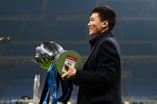 MILAN, ITALY - JANUARY 12: Steven Zhang president of FC Internazionale celebrate after winning the italian SuperCup match between FC Internazionale and Juventus at Stadio Giuseppe Meazza on January 12, 2022 in Milan, Italy. (Photo by Mattia Ozbot - Inter/Inter via Getty Images) Inter Zhang