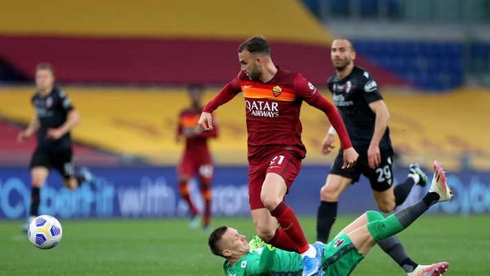 ROME, ITALY - APRIL 11: Borja Mayoral of A.S Roma scores their side's first goal past Lukasz Skorupski of Bologna F.C. 1909 during the Serie A match between AS Roma and Bologna FC at Stadio Olimpico on April 11, 2021 in Rome, Italy. Sporting stadiums around Italy remain under strict restrictions due to the Coronavirus Pandemic as Government social distancing laws prohibit fans inside venues resulting in games being played behind closed doors. (Photo by Paolo Bruno/Getty Images) ROME, ITALY - APRIL 11: Borja Mayoral of A.S Roma scores their side's first goal past Lukasz Skorupski of Bologna F.C. 1909 during the Serie A match between AS Roma and Bologna FC at Stadio Olimpico on April 11, 2021 in Rome, Italy. Sporting stadiums around Italy remain under strict restrictions due to the Coronavirus Pandemic as Government social distancing laws prohibit fans inside venues resulting in games being played behind closed doors. (Photo by Paolo Bruno/Getty Images)