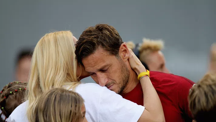ROME, ITALY - MAY 28:  Francesco Totti of AS Roma cries after his last match with his wife Ilary Blasi after the Serie A match between AS Roma and Genoa CFC at Stadio Olimpico on May 28, 2017 in Rome, Italy.  (Photo by Paolo Bruno/Getty Images)