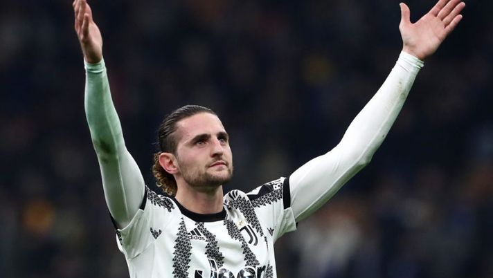 MILAN, ITALY - MARCH 19: Adrien Rabiot of Juventus celebrates victory in the Serie A match between FC Internazionale and Juventus at Stadio Giuseppe Meazza on March 19, 2023 in Milan, Italy. (Photo by Marco Luzzani/Getty Images) Agresti: “Questo è un fattore importante per il rinnovo di Rabiot, partita aperta” - immagine 1