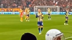 Ozil sfida i tifosi del Galatasaray al derby: e parte il lancio di oggetti in campo…