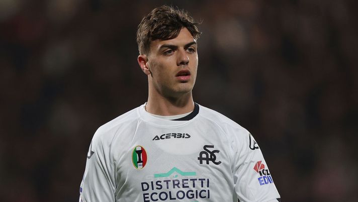 LA SPEZIA, ITALY - MARCH 11: Daniel Maldini of Spezia Calcio looks on during the Serie A match between Spezia Calcio and FC Internazionale at Stadio Alberto Picco on March 11, 2023 in La Spezia, Italy. (Photo by Gabriele Maltinti/Getty Images) Maldini: “Era da tempo che cercavo questo gol, ecco come mi sta aiutando Semplici” - immagine 1