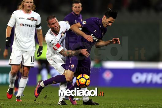 FLORENCE, ITALY - DECEMBER 04: Nikola Kalinic of ACF Fiorentina battles for the ball with Michel Morganella of US Citta' di Palermo during the Serie A match between ACF Fiorentina and US Citta di Palermo at Stadio Artemio Franchi on December 4, 2016 in Florence, Italy.  (Photo by Gabriele Maltinti/Getty Images) 