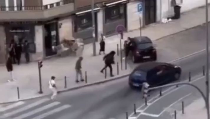 Derby di Lisbona, ultras Sporting: pietre contro l’auto dei tifosi del Benfica campione - immagine 1