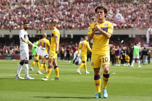 SALERNO, ITALY - APRIL 24: Alvaro Odriozola of ACF Fiorentina greets his supporters after the Serie A match between US Salernitana and ACF Fiorentina at Stadio Arechi on April 24, 2022 in Salerno, Italy. (Photo by Francesco Pecoraro/Getty Images) Odriozola: “Mai imparato così tanto, la curva mi ha dato la pelle d’oca”- immagine 2