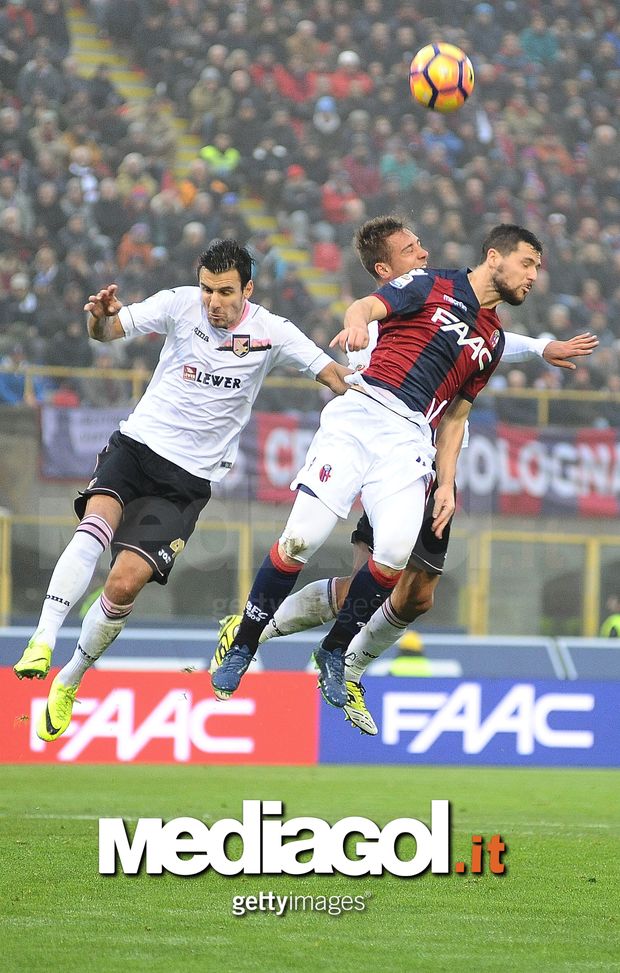 BOLOGNA, ITALY - NOVEMBER 20: Mattia Destro # 10 of Bologna FC in action during the Serie A match between Bologna FC and US Citta di Palermo at Stadio Renato Dall'Ara on November 20, 2016 in Bologna, Italy.  (Photo by Mario Carlini / Iguana Press/Getty Images) 