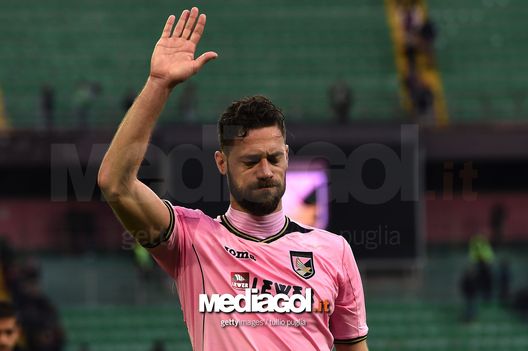 Andrea Rispoli saluta i tifosi del Palermo Andrea Rispoli saluta i tifosi del Palermo
