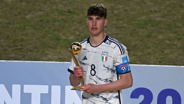 Italy's midfielder Cesare Casadei holds the Adidas Golden Ball Award after the Argentina 2023 U-20 World Cup final match between Uruguay and Italy at the Estadio Unico Diego Armando Maradona stadium in La Plata, Argentina, on June 11, 2023. (Photo by Luis ROBAYO / AFP) (Photo by LUIS ROBAYO/AFP via Getty Images) Romano: “Casadei-Juve? Niente di concreto, ecco il progetto del Chelsea sul suo futuro” - immagine 1