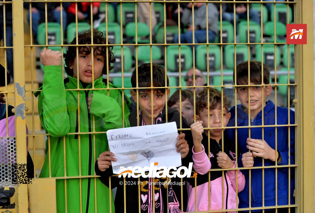 FOTOTIFO Palermo-Como 3-0, gli scatti ai tifosi al “Renzo Barbera” (GALLERY) - immagine 141