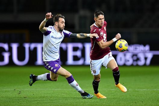 TURIN, ITALY - JANUARY 29: Gaetano Castrolvilli of Fiorentina tackles of Sasa Lukic of Torino during the Serie A match between Torino FC and ACF Fiorentina at Stadio Olimpico di Torino on January 29, 2021 in Turin, Italy. (Photo by Valerio Pennicino/Getty Images) TURIN, ITALY - JANUARY 29: Gaetano Castrolvilli of Fiorentina tackles of Sasa Lukic of Torino during the Serie A match between Torino FC and ACF Fiorentina at Stadio Olimpico di Torino on January 29, 2021 in Turin, Italy. (Photo by Valerio Pennicino/Getty Images)