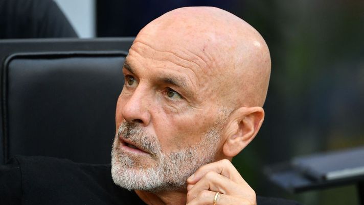 AC Milan's Italian coach Stefano Pioli looks on prior to the Italian Serie A football match between AC Milan and Inter Milan at the San Siro stadium in Milan on September 3, 2022. (Photo by Isabella BONOTTO / AFP) (Photo by ISABELLA BONOTTO/AFP via Getty Images)  Milan, la Gazzetta: “La scelta è fatta sul contratto di Pioli: ecco la mossa di Cardinale” - immagine 1