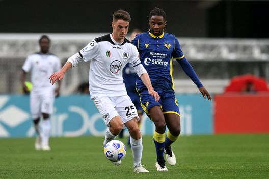 VERONA, ITALY - MAY 01: Giulio Maggiore of Spezia Calcio battles for possession with Adrien Tameze of Hellas Verona during the Serie A match between Hellas Verona FC and Spezia Calcio at Stadio Marcantonio Bentegodi on May 01, 2021 in Verona, Italy. Sporting stadiums around Italy remain under strict restrictions due to the Coronavirus Pandemic as Government social distancing laws prohibit fans inside venues resulting in games being played behind closed doors. (Photo by Alessandro Sabattini/Getty Images) VERONA, ITALY - MAY 01: Giulio Maggiore of Spezia Calcio battles for possession with Adrien Tameze of Hellas Verona during the Serie A match between Hellas Verona FC and Spezia Calcio at Stadio Marcantonio Bentegodi on May 01, 2021 in Verona, Italy. Sporting stadiums around Italy remain under strict restrictions due to the Coronavirus Pandemic as Government social distancing laws prohibit fans inside venues resulting in games being played behind closed doors. (Photo by Alessandro Sabattini/Getty Images)