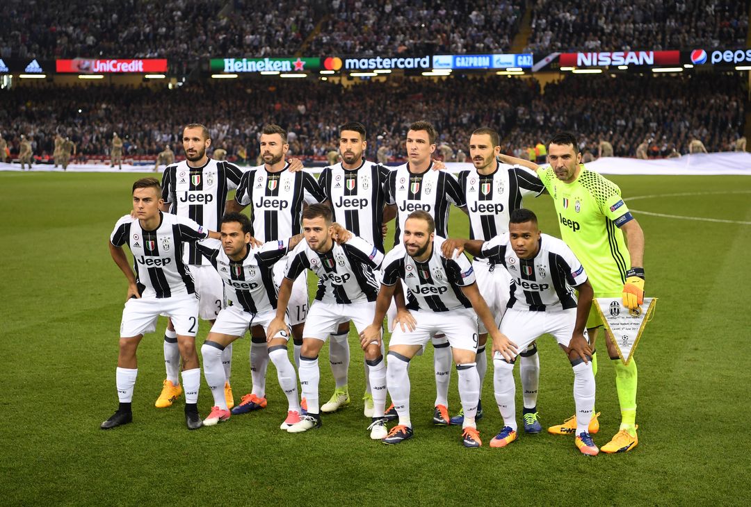  CARDIFF, WALES - JUNE 03:  Juventus team pose for a photograph prior to the UEFA Champions League Final between Juventus and Real Madrid at National Stadium of Wales on June 3, 2017 in Cardiff, Wales.  (Photo by David Ramos/Getty Images) 