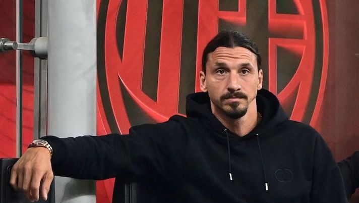 AC Milan's Swedish forward Zlatan Ibrahimovic attends the Italian Serie A football match between AC Milan and Cagliari at the San Siro stadium in Milan, on August 29, 2021. (Photo by MIGUEL MEDINA / AFP) (Photo by MIGUEL MEDINA/AFP via Getty Images) Ibrahimovic: “La testa è il 50% di ciò che faccio, il fisico non le sta sempre dietro” - immagine 1