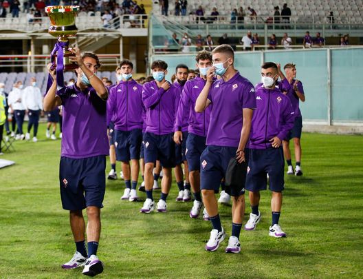 GERMOGLI PH: 28 AGOSTO 2021 FIRENZE STADIO ARTEMIO FRANCHI SERIE A FIORENTINA VS TORINO NELLA FOTO LA FIORENTINA PRIMAVERA SFILA CON LA COPPA GERMOGLI PH: 28 AGOSTO 2021 FIRENZE STADIO ARTEMIO FRANCHI SERIE A FIORENTINA VS TORINO NELLA FOTO LA FIORENTINA PRIMAVERA SFILA CON LA COPPA