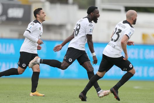 LA SPEZIA, ITALY - MAY 15: Mbala Nzola of Spezia Calcio celebrates after scoring a goal during the Serie A match between Spezia Calcio and Torino FC at Stadio Alberto Picco on May 15, 2021 in La Spezia, Italy. (Photo by Gabriele Maltinti/Getty Images) LA SPEZIA, ITALY - MAY 15: Mbala Nzola of Spezia Calcio celebrates after scoring a goal during the Serie A match between Spezia Calcio and Torino FC at Stadio Alberto Picco on May 15, 2021 in La Spezia, Italy. (Photo by Gabriele Maltinti/Getty Images)
