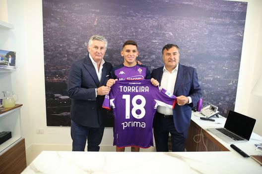 Firenze 25 Agosto 2021 firma contratto Lucas Torreira Firenze 25 Agosto 2021 firma contratto Lucas Torreira