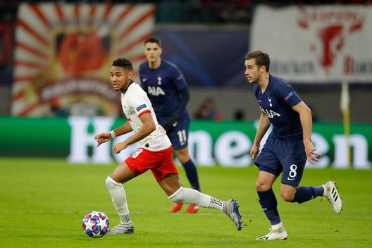 Leipzig's French midfielder Christopher Nkunku (L) is chassed by Tottenham Hotspur's English midfielder Harry Winks during the UEFA Champions League football match between RB Leipzig and Tottenham Hotspur, in Leipzig, eastern Germany on March 10, 2020. (Photo by Odd ANDERSEN / AFP) (Photo by ODD ANDERSEN/AFP via Getty Images) Lipsia, Nkunku studia da… Haaland: prolunga sino al 2026 ma con una clausola di 60 milioni di euro - immagine 1