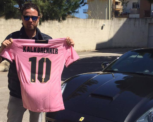 Antonino Nangano mostra il regalo per Paul Kalkbrenner Antonino Nangano mostra il regalo per Paul Kalkbrenner