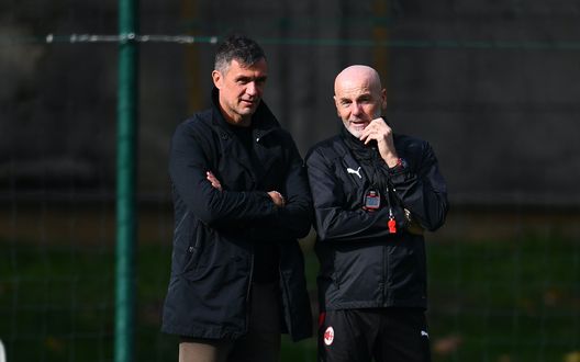 Paolo Maldini (direttore tecnico AC Milan) con l'allenatore Stefano Pioli durante un allenamento a Milanello | Milan News (Getty Images)
