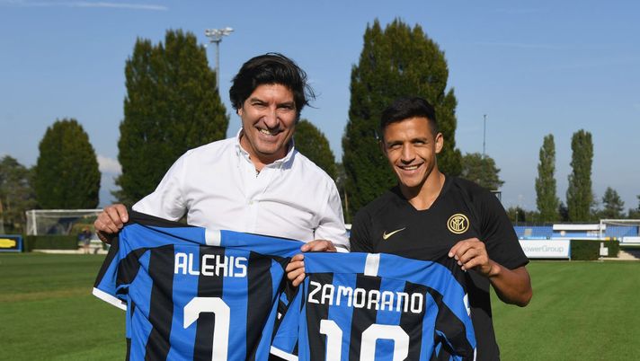 COMO, ITALY - SEPTEMBER 19:  Alexis Sanchez of FC Internazionale and Ivan Zamorano pose for a photo after a FC Internazionale training session at Appiano Gentile on September 19, 2019 in Como, Italy.  (Photo by Claudio Villa - Inter/Inter via Getty Images) 