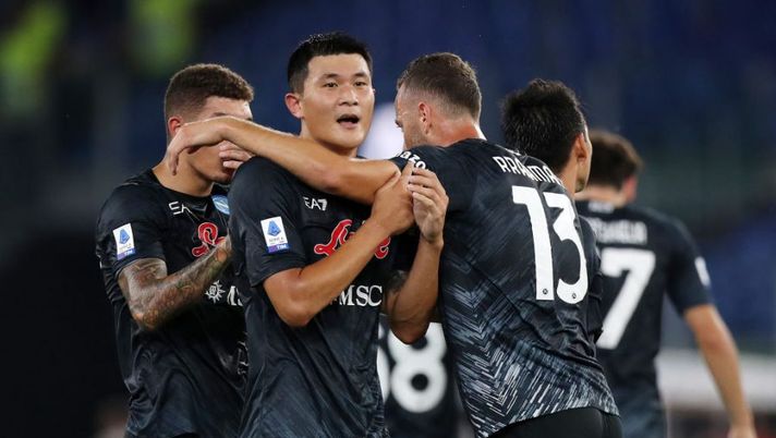 ROME, ITALY - SEPTEMBER 03: Kim Min-Jae of Napoli celebrates scoring their side's first goal with teammates during the Serie A match between SS Lazio and SSC Napoli at Stadio Olimpico on September 03, 2022 in Rome, Italy. (Photo by Paolo Bruno/Getty Images) Osimhen out e possibili rotazioni in difesa: come cambia la formazione del Napoli - immagine 1