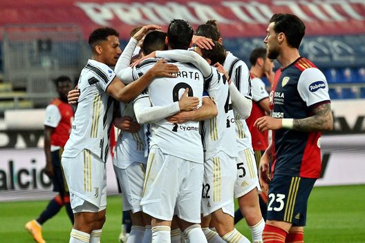 Abbraccio di gruppo per la Juventus dopo uno dei tre gol Abbraccio di gruppo per la Juventus dopo uno dei tre gol