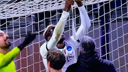 Osimhen versione… magazziniere! Victor aggiusta la rete del Sassuolo