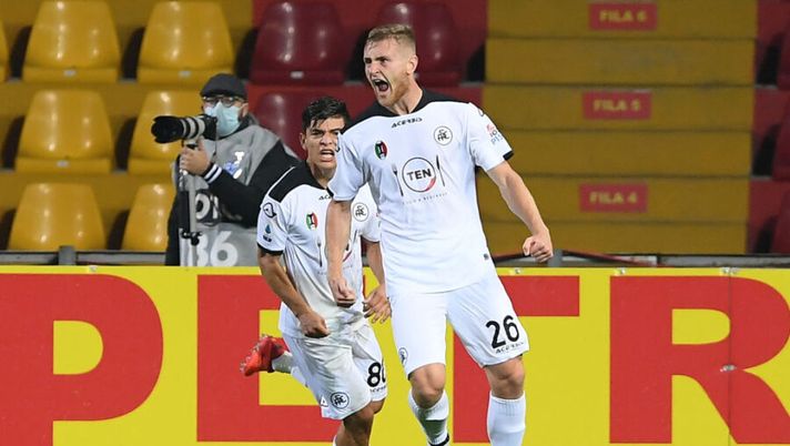 BENEVENTO, ITALY - NOVEMBER 07: Tommaso Pobega of Spezia Calcio celebrates after scoring the 0-1 goal during the Serie A match between Benevento Calcio and Spezia Calcio at Stadio Ciro Vigorito on November 07, 2020 in Benevento, Italy. (Photo by Francesco Pecoraro/Getty Images) Spezia, i dubbi in difesa e le chance di Farias nel tridente: le scelte di Italiano - immagine 1