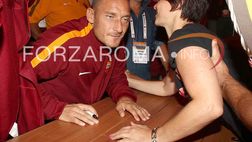 Ritiro Austria, oggi Totti al NikeStore e De Rossi al Village – FOTO – VIDEO