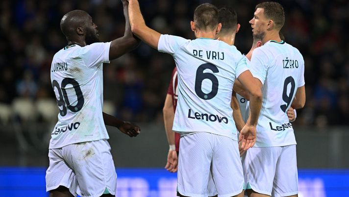 REGGIO CALABRIA, ITALY - DECEMBER 22: Edin Dzeko of FC Internazionale celebrates with Stefan De vrij and Romelu Lukaku after scoring the goal during the friendly match between Reggina and FC Internazionale at Stadio Oreste Granillo on December 22, 2022 in Reggio Calabria, Italy. (Photo by Mattia Ozbot - Inter/Inter via Getty Images) Reggina-Inter 0-2 risultato finale: Dzeko-Lukaku trascinano i nerazzurri - immagine 1