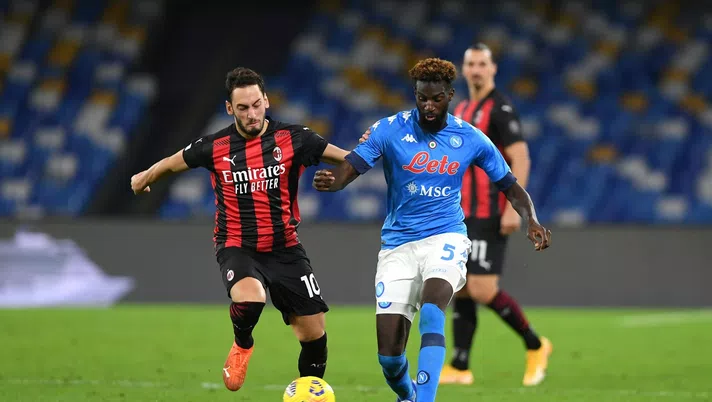 Hakan Calhanoglu (centrocampista AC Milan) contro l'ex rossonero Tiémoué Bakayoko durante Napoli-Milan 1-3 (Serie A 2020-2021) | AC Milan News (Getty Images)