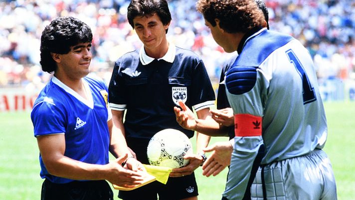 MEXICO CITY, MEXICO - JUNE 22: Captains Diego Maradona of Argentina and Peter Shilton of England attend a coin-toss prior to the World Cup Mexico Quarter Final match between Argentina and England at the Estadio Azteca on June 22, 1986 in Mexico City, Mexico. (Photo by Etsuo Hara/Getty Images) La vita “d’azzardo” di Shilton: 45 anni di dipendenza per il portiere della Mano de Dios - immagine 1