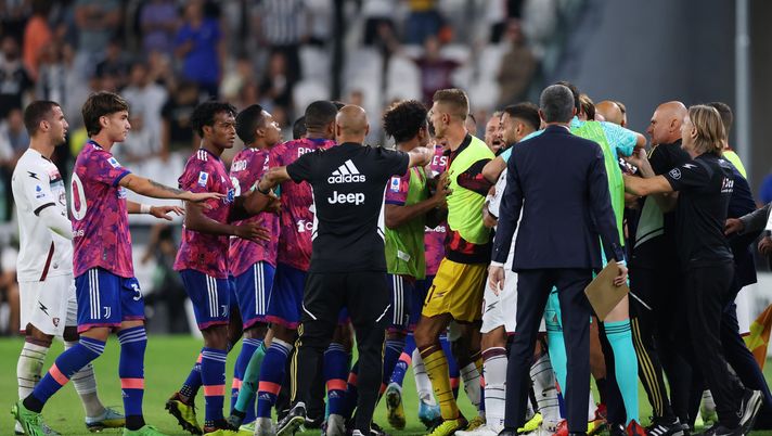 TURIN, ITALY - SEPTEMBER 11: Players of Juventus and Salernitana clash after Arkadiusz Milik (not pictured) of Juventus scored a goal which was later disallowed during the Serie A match between Juventus and Salernitana at on September 11, 2022 in Turin, Italy. (Photo by Jonathan Moscrop/Getty Images) Caos Var, la provocazione di Ryanair: “I nostri aerei sono più affidabili” - immagine 1