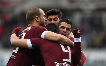  TURIN, ITALY - FEBRUARY 12: Iago Falque (R) of FC Torino celebrates with tam mates after scoring the opening goal during the Serie A match between FC Torino and Pescara Calcio at Stadio Olimpico di Torino on February 12, 2017 in Turin, Italy. (Photo by Valerio Pennicino/Getty Images)