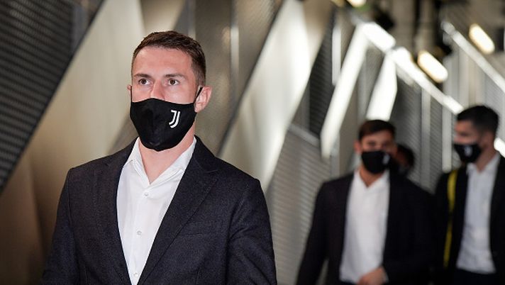 TURIN, ITALY - OCTOBER 27: Aaron Ramsey of Juventus arrives at the stadium prior to the Serie A match between Juventus and US Sassuolo at Allianz Stadium on October 27, 2021 in Turin, Italy. (Photo by Daniele Badolato - Juventus FC/Juventus FC via Getty Images) Calciobidone 2021, un Ramsey da “incubo” l’erede di Bendtner e…Ian Rush - immagine 1