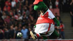 VIDEO / Arsenal primo: tifosi lanciano i fuochi d’artificio