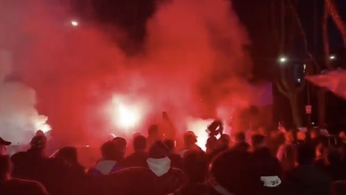 Assembramento fuori lo stadio di Bergamo: i tifosi dell’Atalanta fanno infuriare il web | VIDEO 