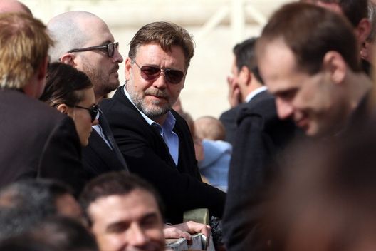 (Photo by Franco Origlia/Getty Images) Un derby da gladiatore, con retromarcia, per Russell Crowe: “Ma io sono della Lazio…”- immagine 2