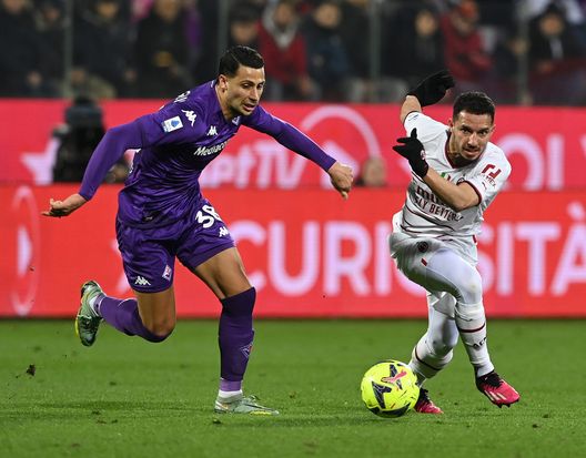 FLORENCE, ITALY - MARCH 04: Ismael Bennacer of AC Milan competes for the ball with Rolando Mandragora of ACF Fiorentina during the Serie A match between ACF Fiorentina and AC Milan at Stadio Artemio Franchi on March 04, 2023 in Florence, Italy. (Photo by Claudio Villa/AC Milan via Getty Images) Mandragora, parla l’agente: “Serviva tempo. Adesso vuole un trofeo e l’Italia”- immagine 2