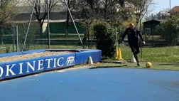Mihajlovic accetta la sfida del piccolo tifoso: canestro al primo tentativo (VIDEO)