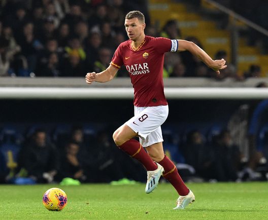 Edin Dzeko in azione con la Roma Edin Dzeko in azione con la Roma