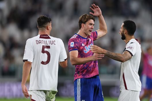 TURIN, ITALY - SEPTEMBER 11: Dusan Vlahovic of Juventus reacts towards Dylan Brown of Salernitana as Flavius Daniliuc of Salernitana looks on during the Serie A match between Juventus and Salernitana at Allianz Stadium on September 11, 2022 in Turin, Italy. (Photo by Jonathan Moscrop/Getty Images) La Juventus scarica Vlahovic? Il serbo è già sul mercato- immagine 2